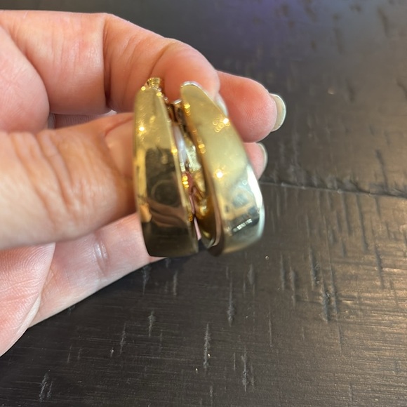 Vintage Screw Back Clip On Earrings Gold Tone Hoop Chunky - Picture 4 of 7